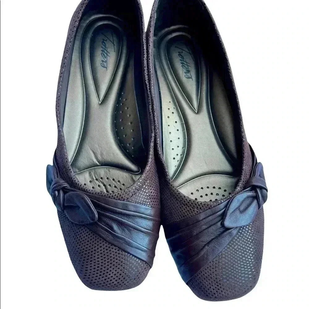 Trotters Brown flats!! Size 11M!! Brand New No Box!! Great Work Shoes!!